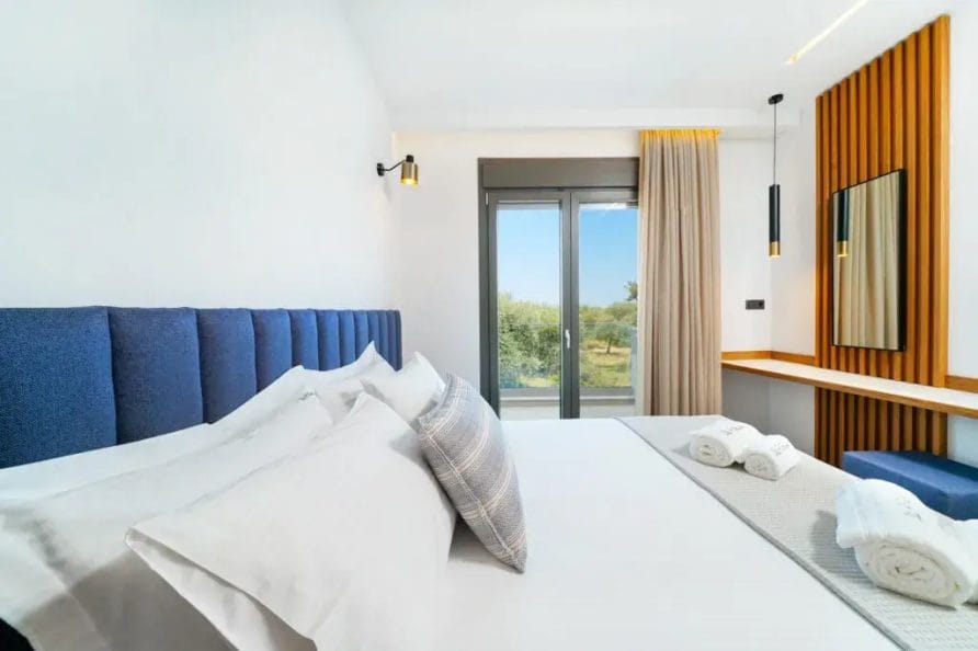 Apartment With Pool View 4